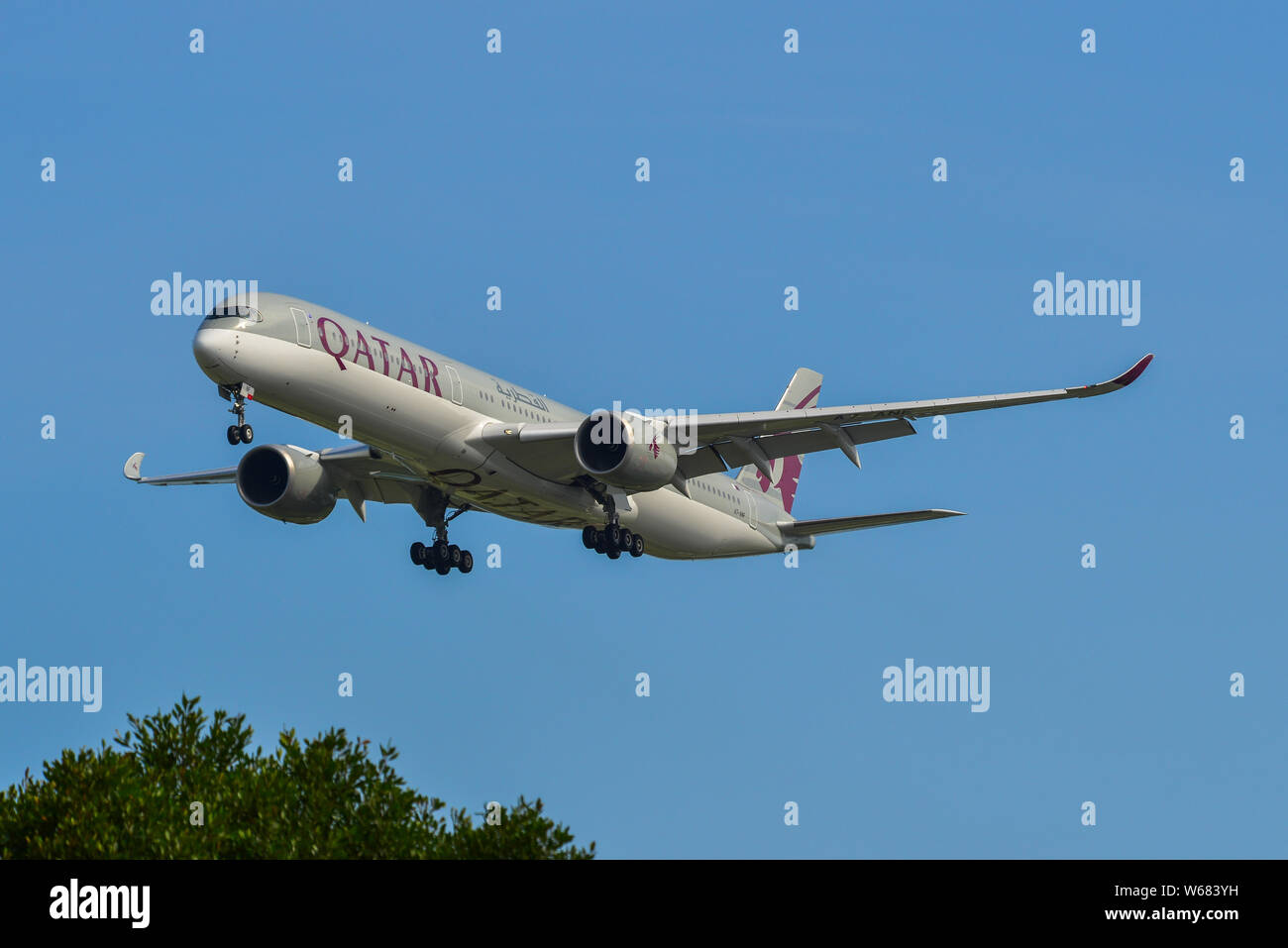 Singapour - Mars 27, 2019. Qatar Airways A7-ANF (Airbus A350-1000) l'atterrissage à l'aéroport de Changi (NAS). Hits Changi enregistrer 65 millions de passagers en 2018. Banque D'Images