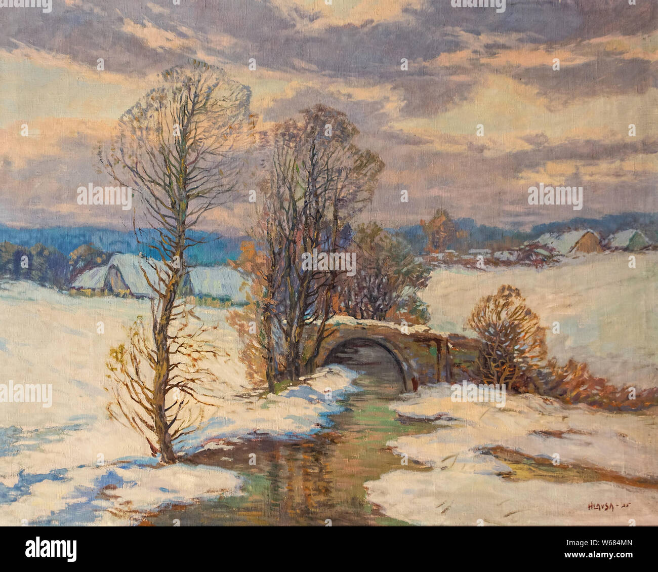 Ancienne peinture à l'huile de paysage rural traditionnel avec l'hiver et un petit village tchèque Brook par le peintre tchèque Hlavsa de 1925 Banque D'Images