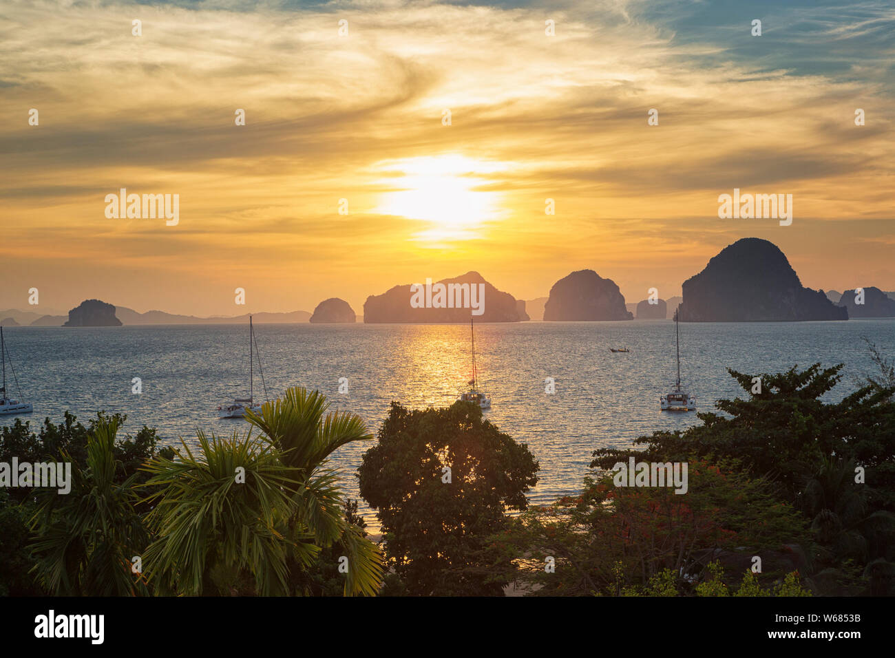 Coucher du soleil à îles karstiques de la baie de Phang-Nga, en Thaïlande. Vue du Tub Kaek Beach, Krabi Banque D'Images