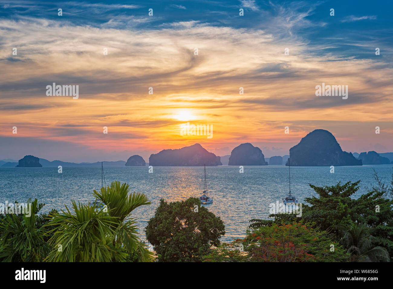 Coucher du soleil à îles karstiques de la baie de Phang-Nga, en Thaïlande. Vue du Tub Kaek Beach, Krabi Banque D'Images