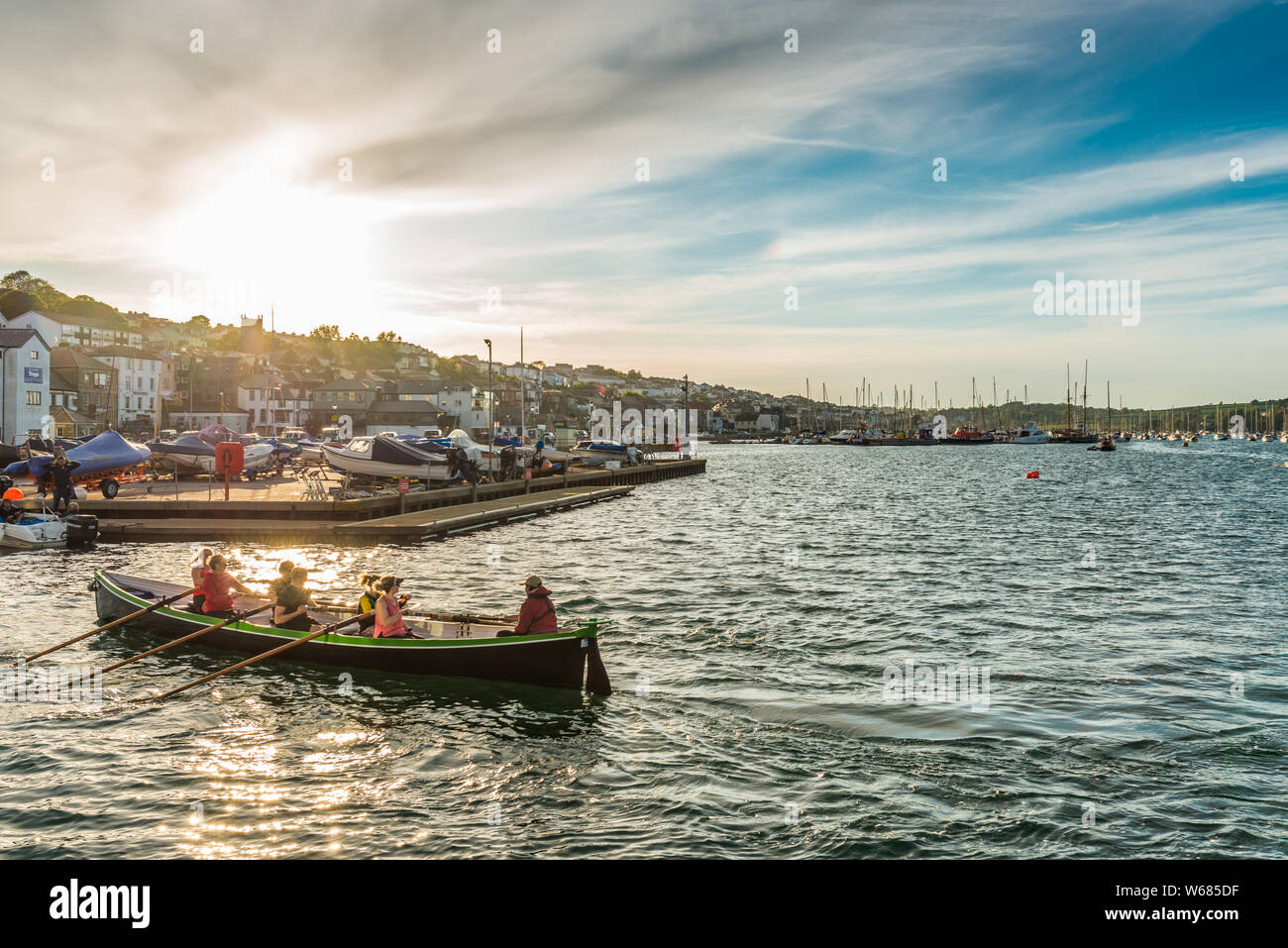 Les rameurs sur le port de Falmouth avec un soleil bas frais généraux. Cornwall. L'Angleterre. UK. Banque D'Images