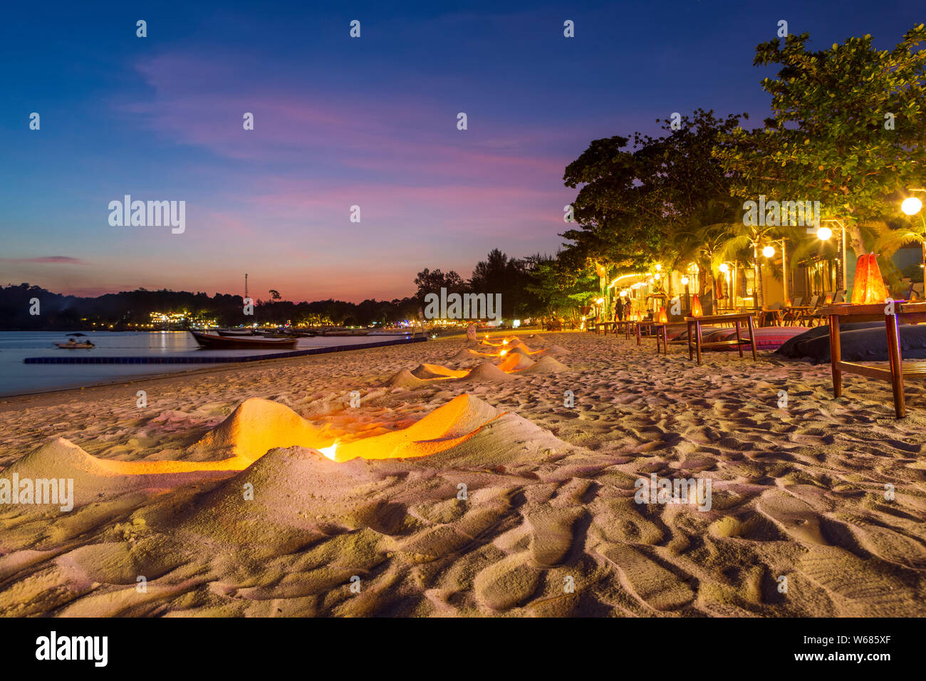 Pattaya Beach sur l'île de Koh Lipe, Thaïlande à l'heure bleue Banque D'Images