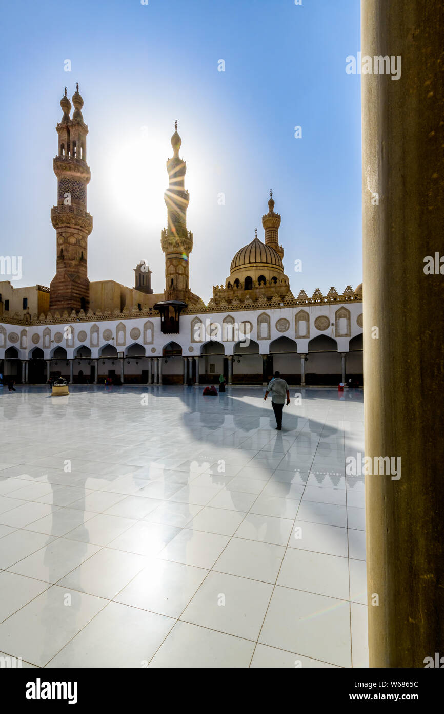 La fin de l'après-midi soleil commence à définir entre les minarets de la mosquée Al Azhar Banque D'Images