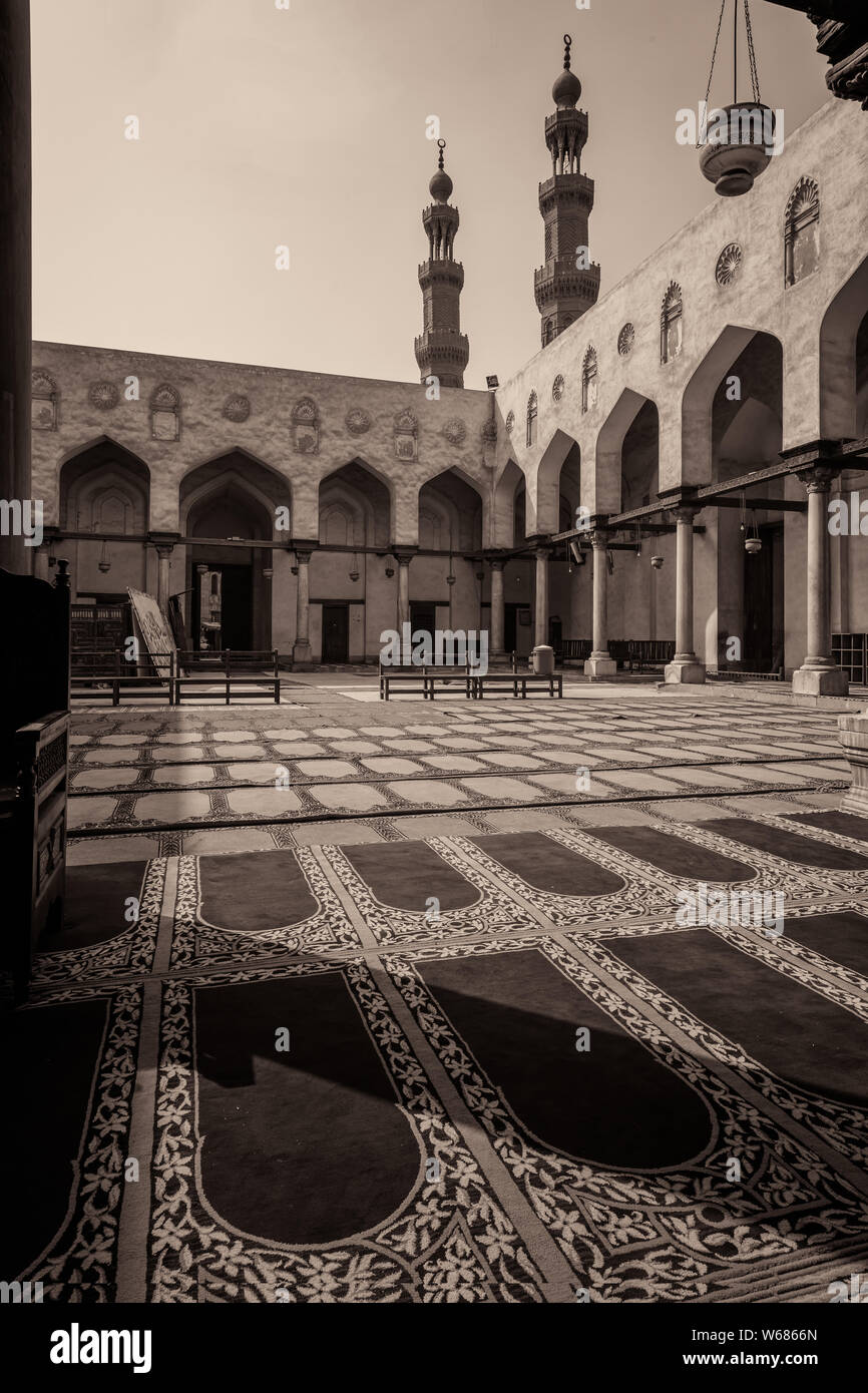 Les Colonnades entourant la cour du sultan al-Muayyad mosquée au Caire Banque D'Images