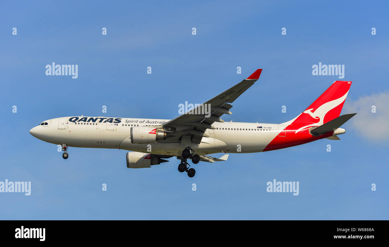 Singapour - Mars 27, 2019. VH-EBG Qantas Airbus A330-200 à l'atterrissage à l'aéroport de Changi (NAS). Hits Changi enregistrer 65 millions de passagers en 2018. Banque D'Images