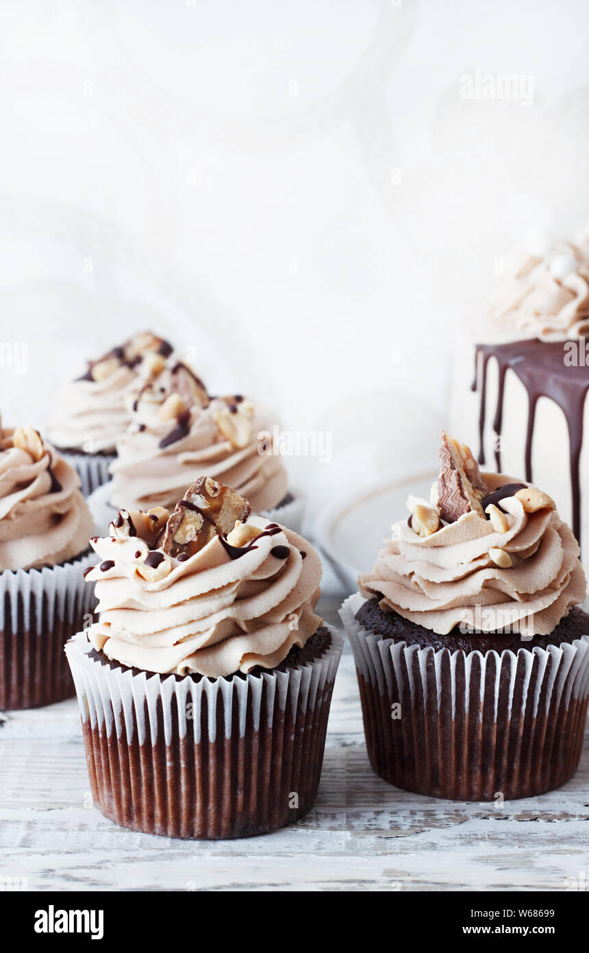 Cupcake chocolat avec une mousse au chocolat blanc crème cerise sur grunge background Banque D'Images