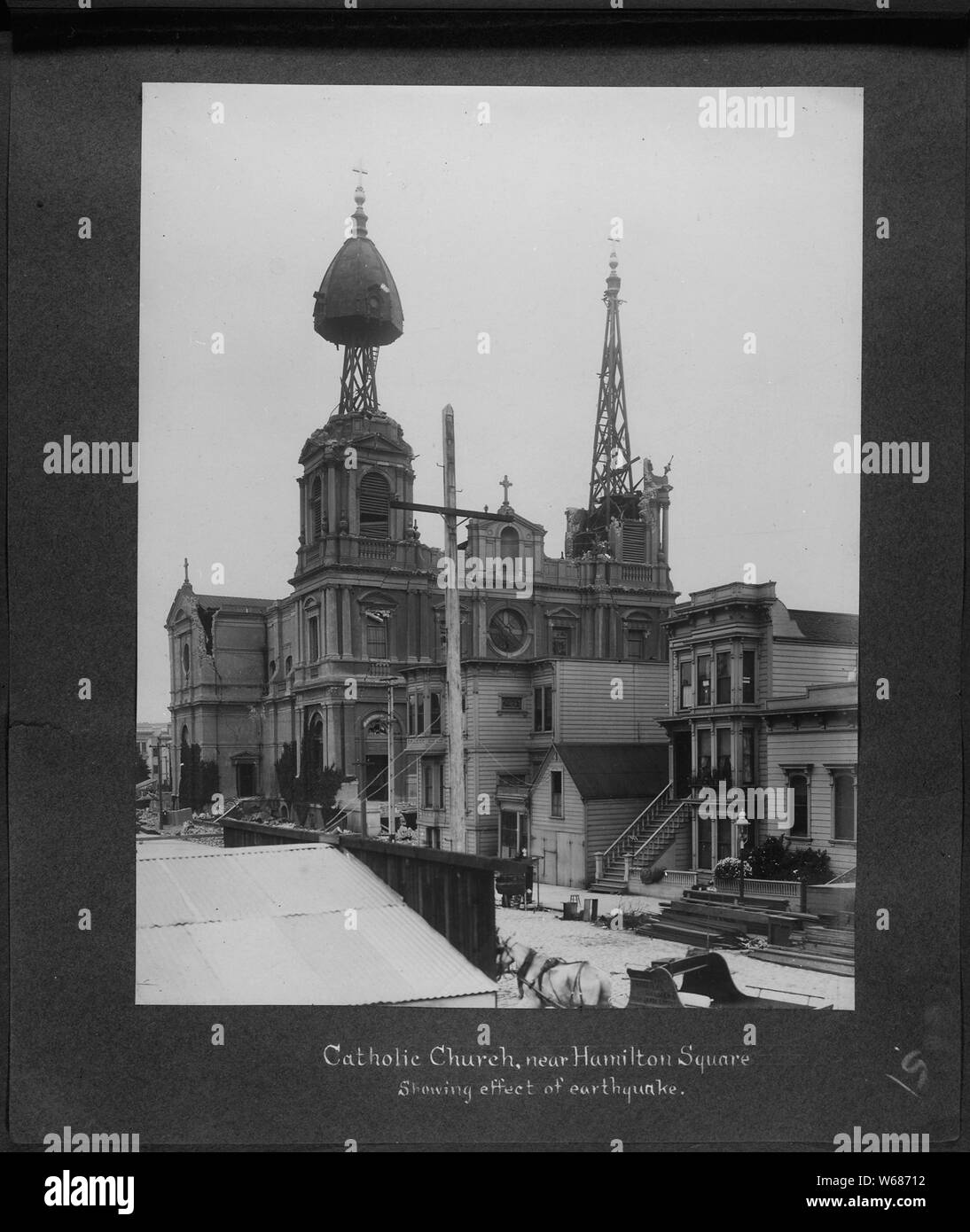 Tremblement de terre de San Francisco de 1906 : Église catholique, près de Hamilton Square, montrant l'effet de tremblement de terre Banque D'Images