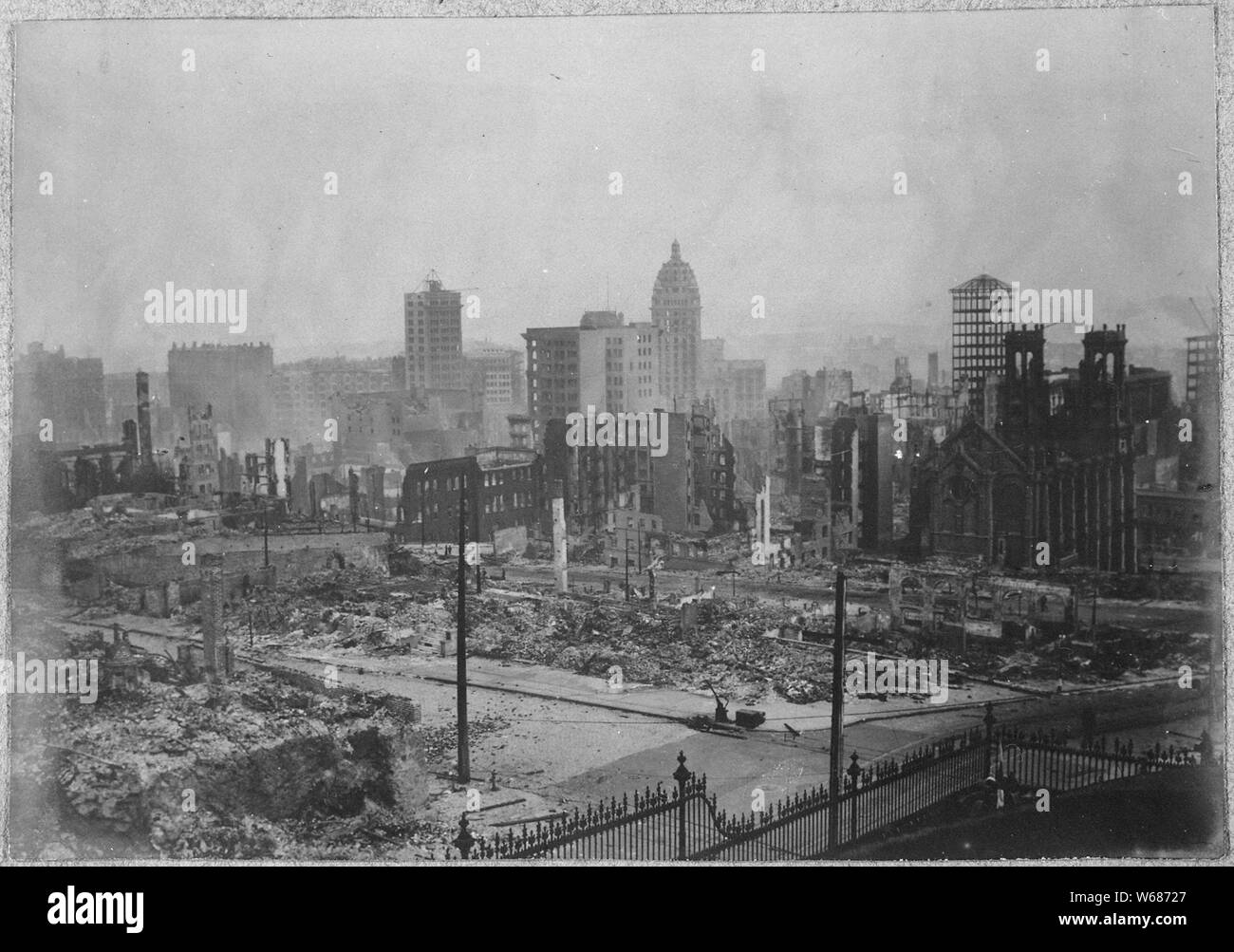 Tremblement de terre de San Francisco de 1906 : vue générale de Nob Hill à au sud-est de l'hôtel Stanford ruines. Au premier plan, juste après la clôture de fer de Stanford, est l'intersection des rues Powell et pin. L'arrière de l'ancien Temple Emanu-El au 450 Sutter Street peut être vu sur la droite. L'appel au marché et rues tiers peut être vu dans le centre lointain et est la plus haute structure visible sur cette photo. Ruines de Hopkins Art Institute et Stanford's Mansion ne sont pas visibles sur cette photo. Banque D'Images