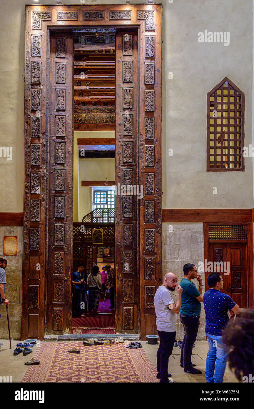 Cette énorme porte, près de 7,6 m de haut est une des plus rares portes en bois dans le monde. La porte s'ouvre sur l'intérieur de la chapelle de Saint Georges Banque D'Images