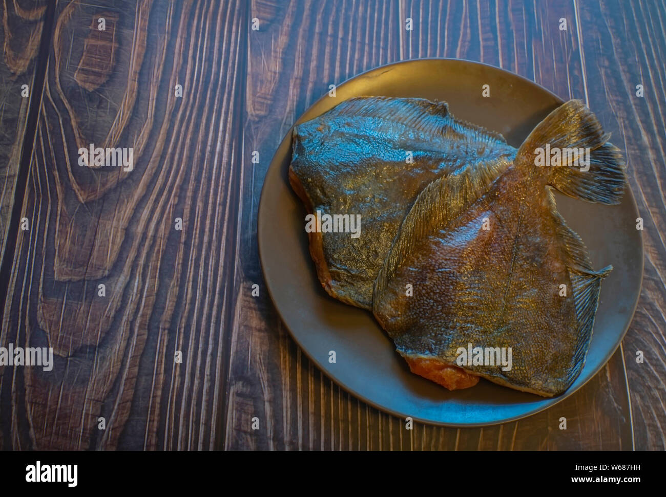 Poisson frais sans la tête avec du caviar. Préparé pour la friture. Banque D'Images