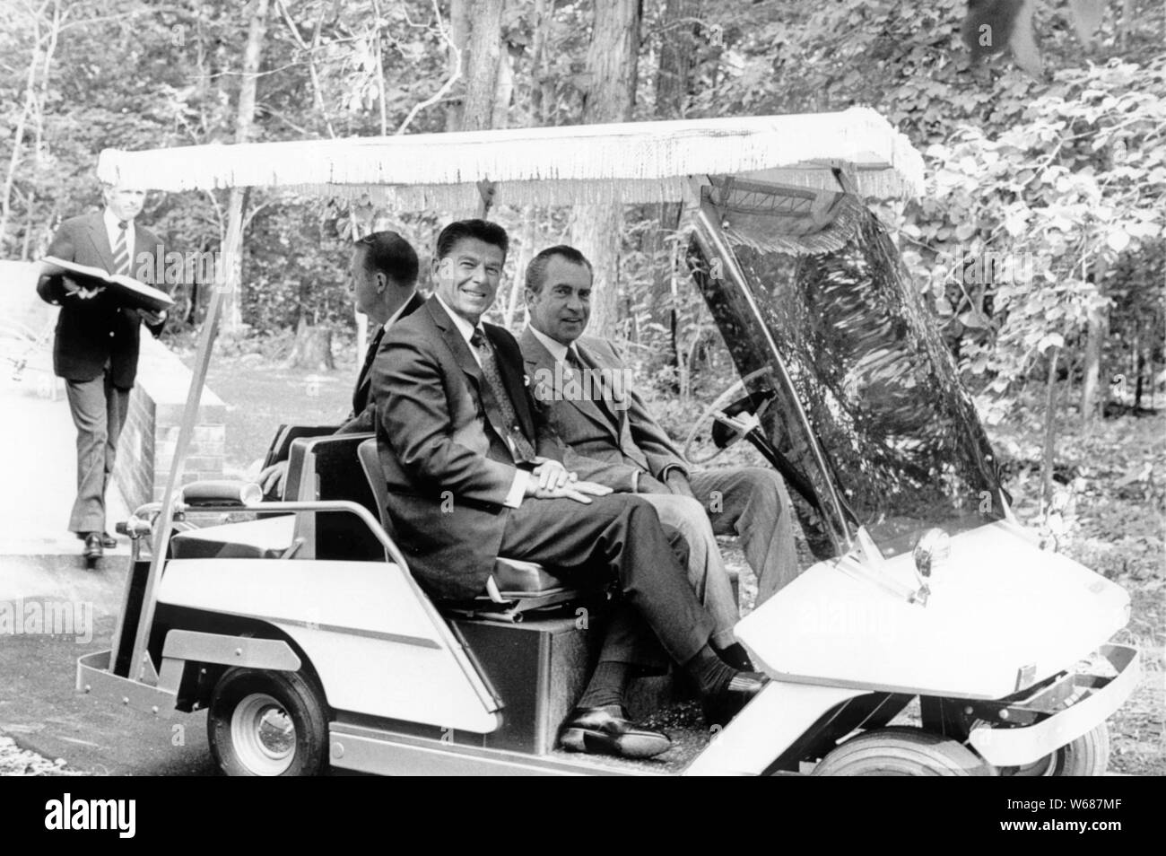 Gouverneur Ronald Reagan (républicain de Californie) et le président des États-Unis, Richard M. Nixon dans une voiturette de golf le 18 août 1972. Dans le monde d'utilisation | Banque D'Images
