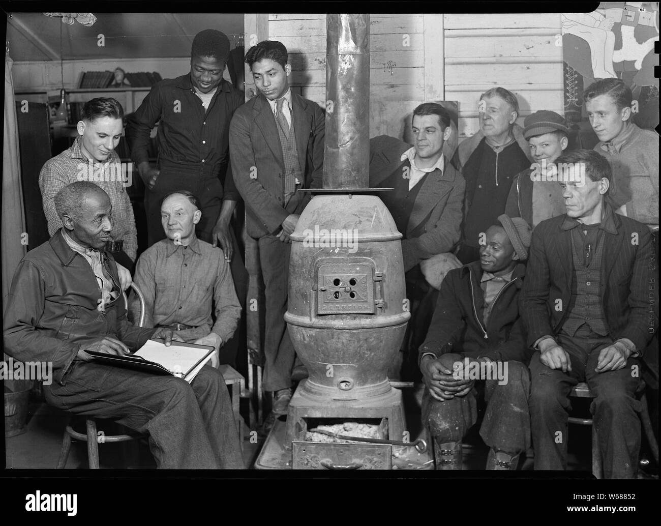 Scott's Run, West Virginia. Homme au chômage Participation à une réunion du Conseil de l'Alliance des travailleurs - Tous les hommes sont au chômage. Ils indiquent l'âge et le type de chômeurs sur la voilure fixe du groupe Scott Runn. Les hommes plus jeunes sont nés et les autochtones représentent la deuxième génération de Scott's Run mineurs. Les chômeurs Conseil se réunit dans la cabane d'un centre communautaire. Banque D'Images