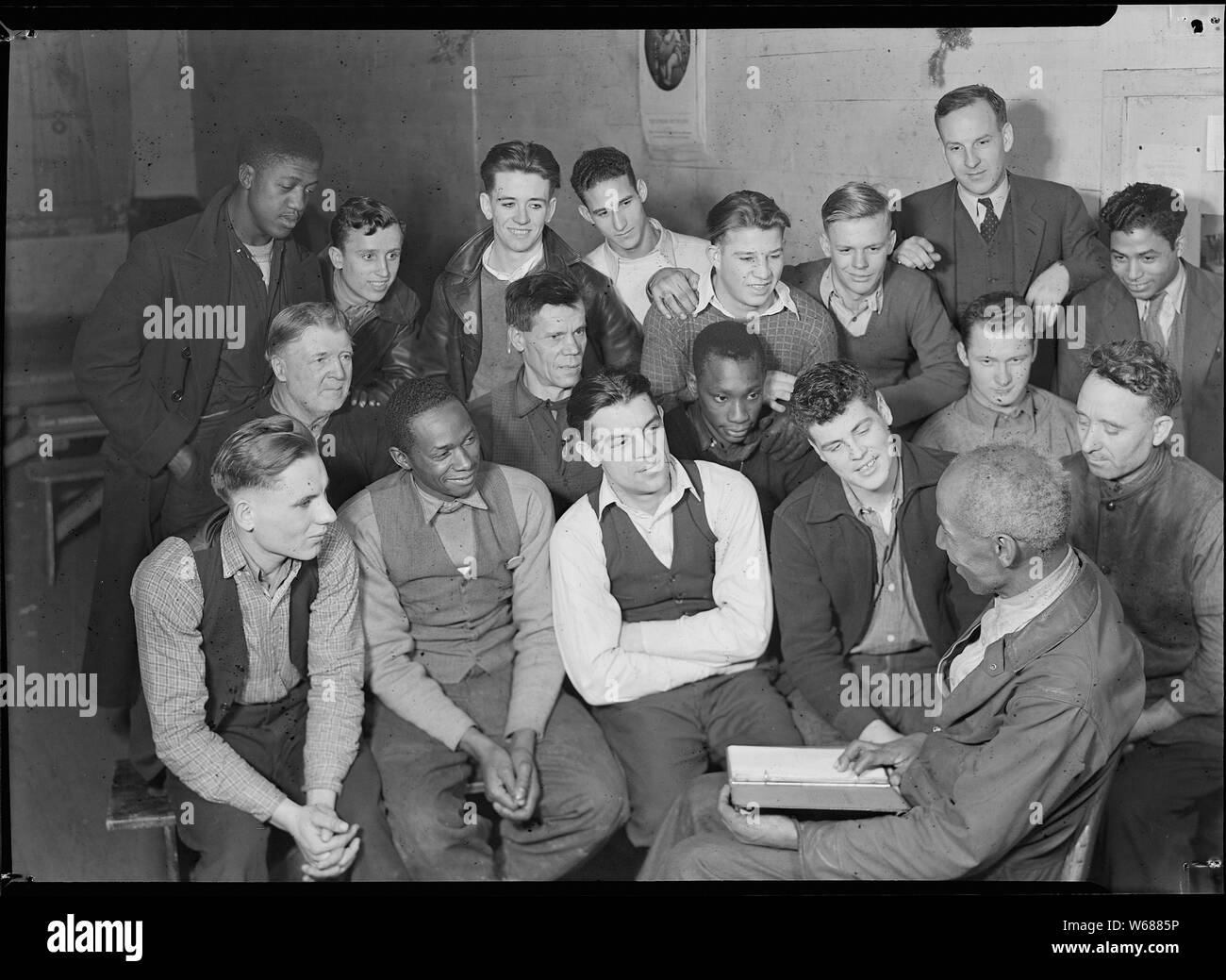Scott's Run, West Virginia. Homme au chômage Participation à une réunion du Conseil de l'Alliance des travailleurs - Tous les hommes sont au chômage. Ils indiquent l'âge et le type de groupes de chômeurs sur Scott's Run. Les hommes plus jeunes qu'ils sont indigènes né et représentent la deuxième génération de Scott's Run mineurs. Les chômeurs Conseil se réunit dans la cabane d'un centre communautaire. Banque D'Images