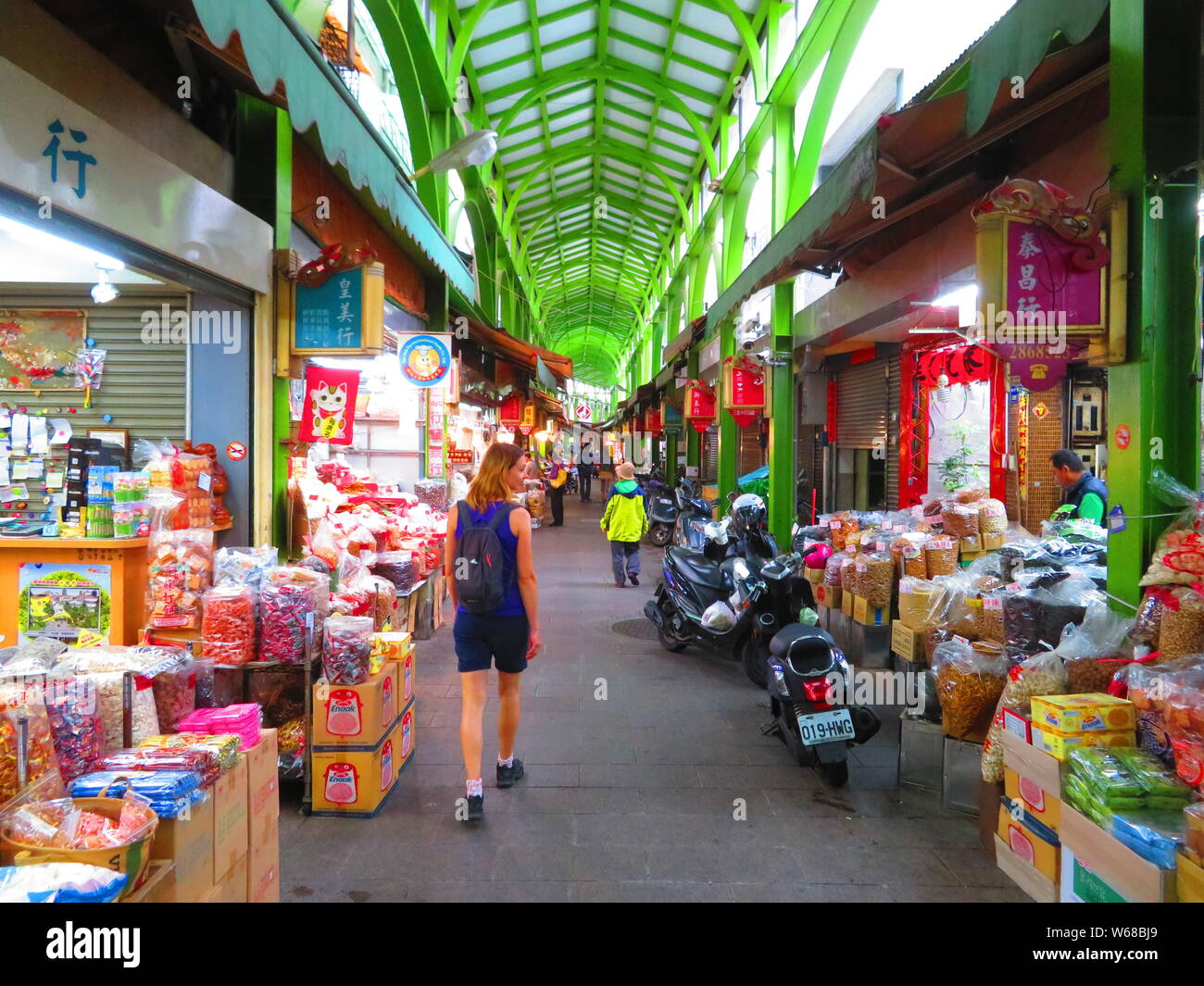 Fille qui marche dans un marché en Asie Banque D'Images