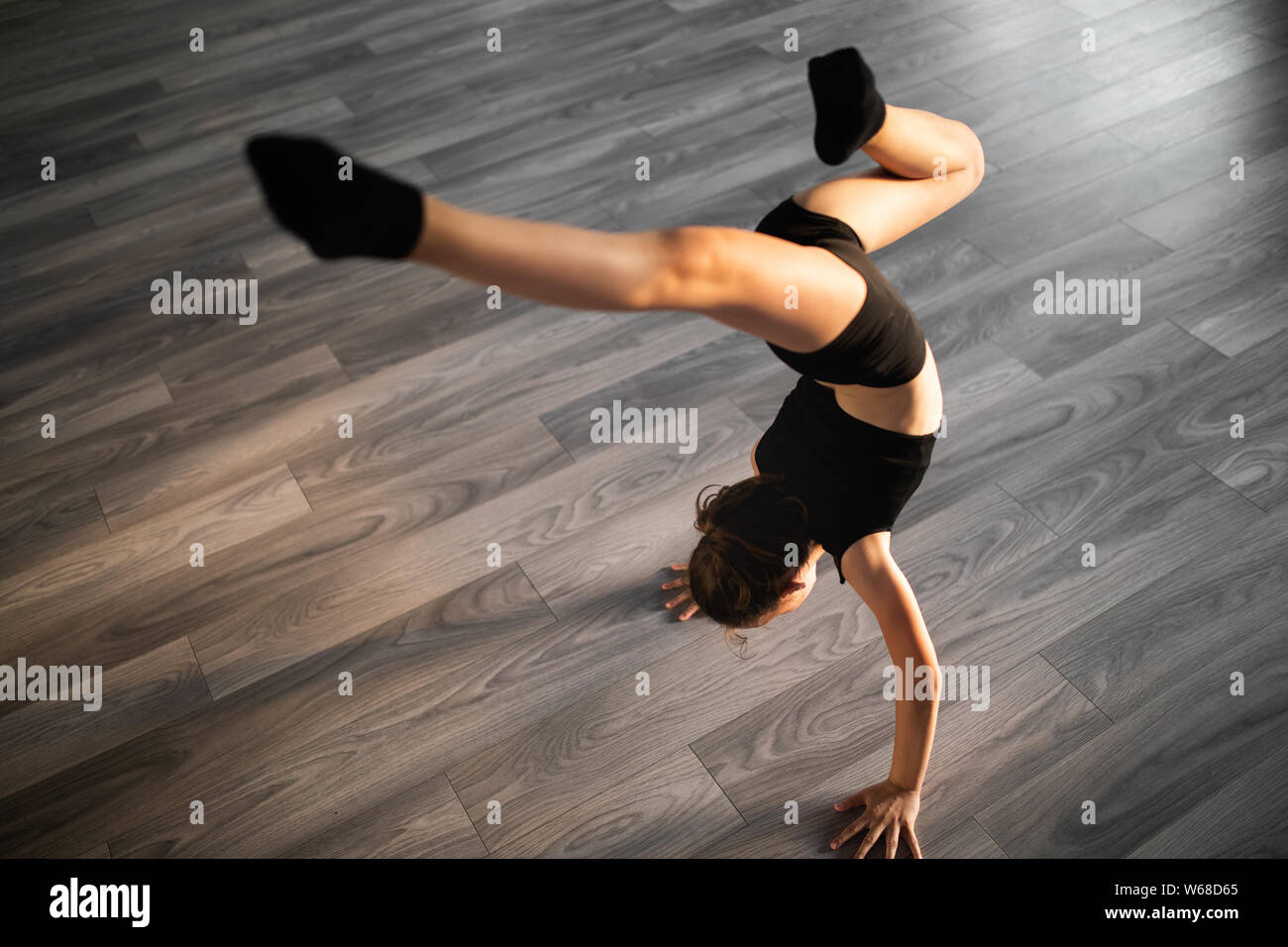 Belle fille pratique et l'exercice à l'école de danse ballet moderne Banque D'Images