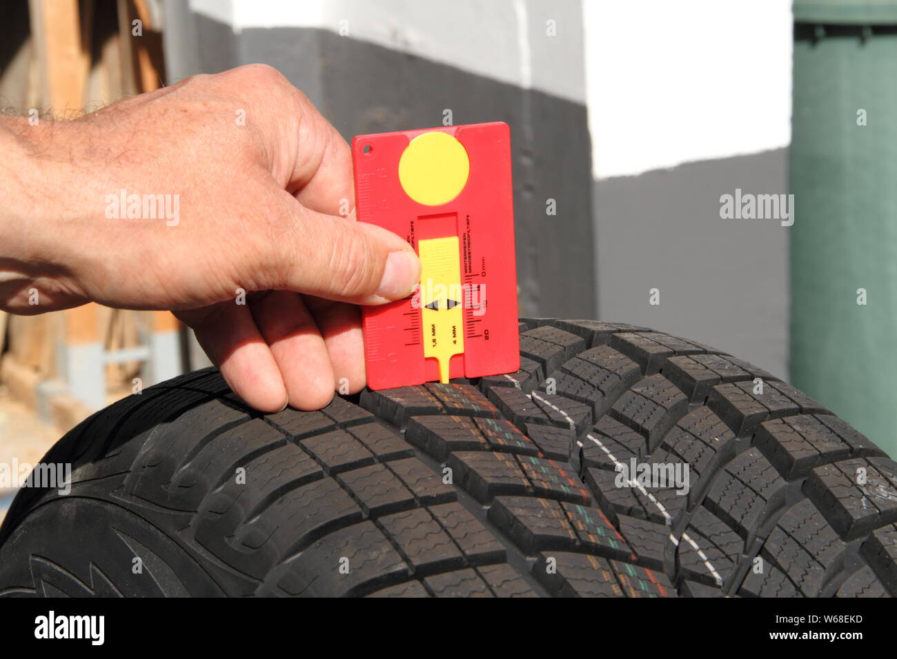 Mesurer le profil des pneus d'hiver Photo Stock - Alamy