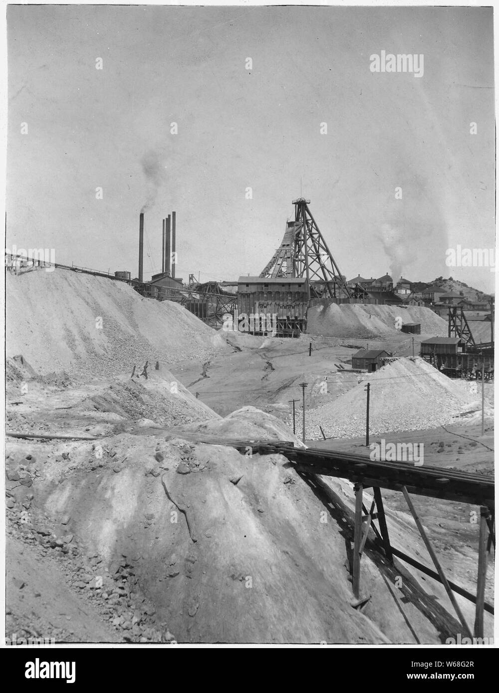 Tas de rebuts à Colorado Smelting and Refining Co., Corra. ; Portée et contenu : de Hugh Magone c. Colorado la fonte et l'Refinig Co., et al. Magone poursuivi pour atteinte, les piles de résidus provenant de l'usine de concentration et de minerai exploité par Anaconda poluted les eaux de la rivière Deer Lodge et sa ferme dans la région de Deer Valley Lodge. Citant l'avantage économique des mines et fonderies de la région, le maître de la Chancellerie a déclaré que le demandeur aurait dû connaître l'eau était polluée et a refusé d'accorder des dommages-intérêts. Banque D'Images