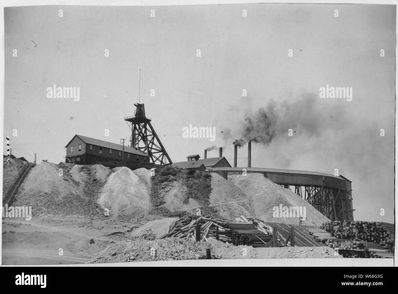 Tas de rebuts à Colorado Smelting and Refining Co., vue sur la montagne. ; Portée et contenu : de Hugh Magone c. Colorado la fonte et l'Refinig Co., et al. Magone poursuivi pour atteinte, les piles de résidus provenant de l'usine de concentration et de minerai exploité par Anaconda poluted les eaux de la rivière Deer Lodge et sa ferme dans la région de Deer Valley Lodge. Citant l'avantage économique des mines et fonderies de la région, le maître de la Chancellerie a déclaré que le demandeur aurait dû connaître l'eau était polluée et a refusé d'accorder des dommages-intérêts. Banque D'Images