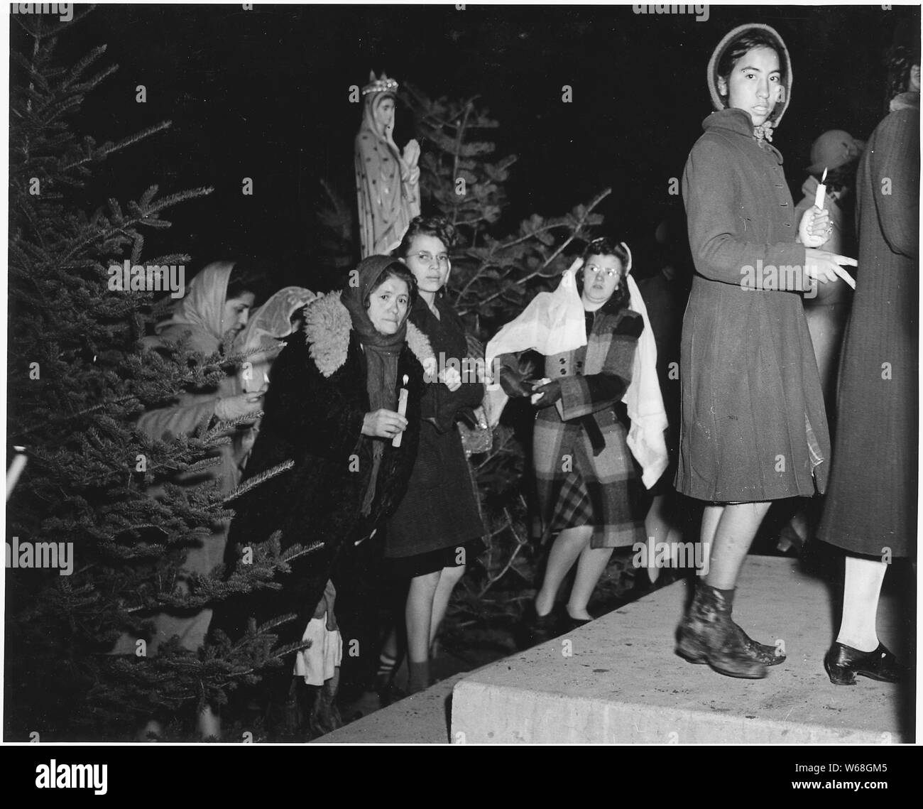 Comté de Taos, Nouveau Mexique. Fiesta de Guadalipe, bat. Après vêpres, congrégation quitte l'église, . . . ; Portée et contenu : la légende complète se lit comme suit : le comté de Taos, Nouveau Mexique. Fiesta de Guadalipe, bat. Après vêpres, congrégation de l'église laisse, des marches autour de la plaza long chemin bordé de petits feux, le chant, plus tard d'entrer de nouveau l'église pour la fin de cérémonie. Banque D'Images
