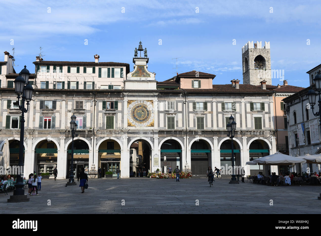 La tour de l'horloge sur la Piazza della Logia à Brescia, Lombardie, Italie Banque D'Images