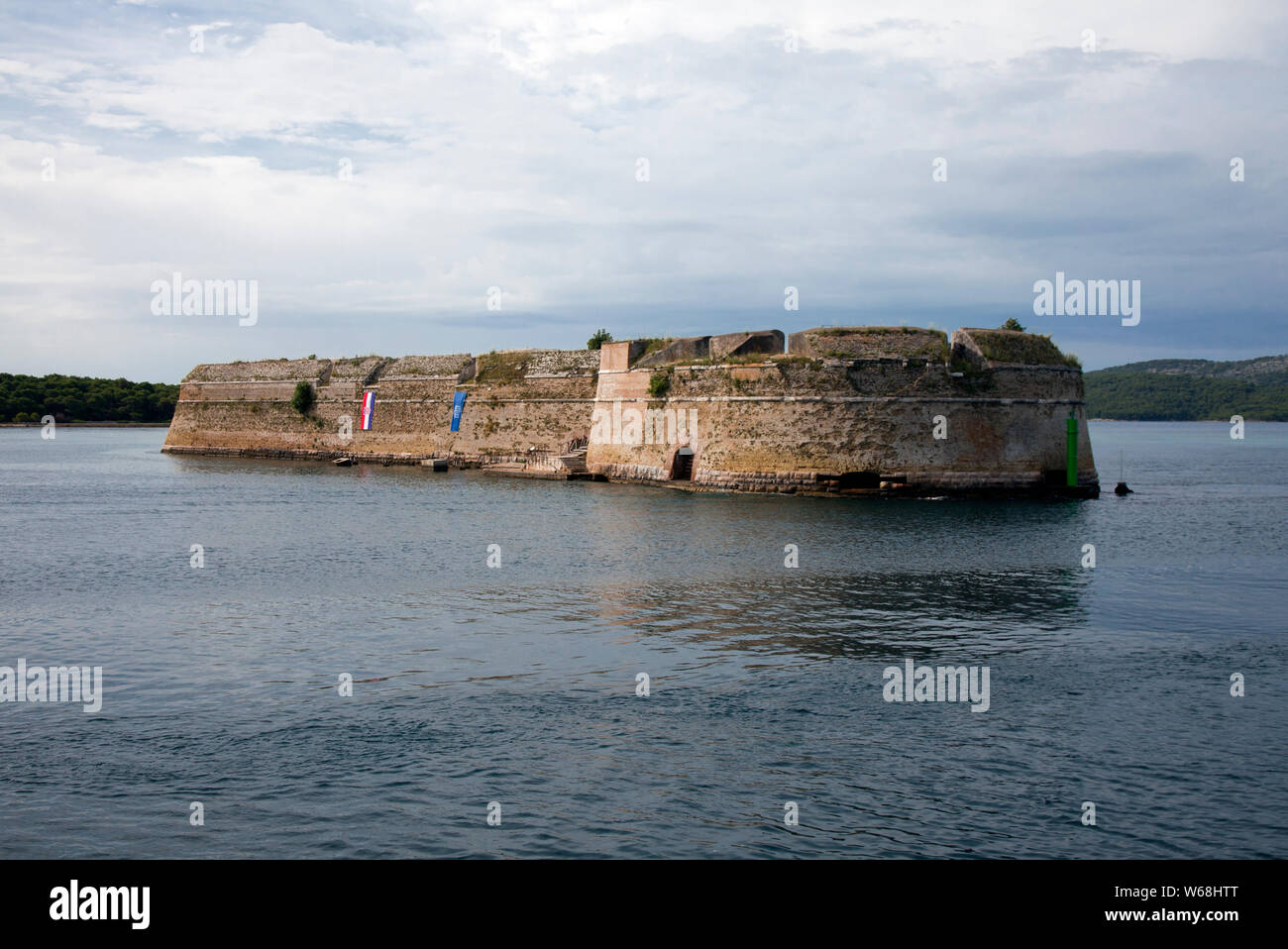 Construit au 16e siècle, la forteresse de Saint-Nicolas, Sibenik, Croatie, vus de l'approche du port. Banque D'Images