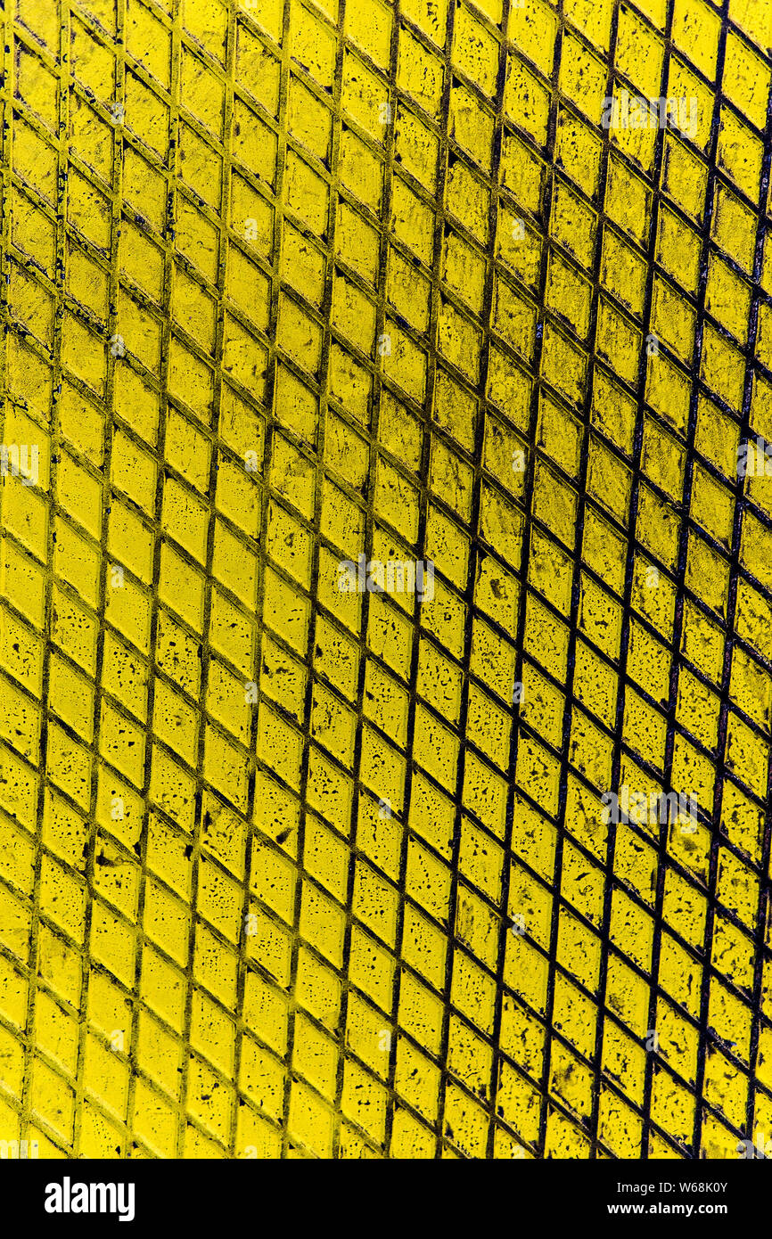 Surface métallique jaune ondulé avec diamond plate texture. La tôle d'acier de diamants. Modèle de vieux métal diamond plate Banque D'Images