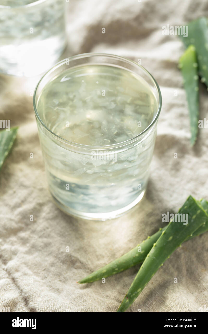 Les matières organiques en bonne santé l'Aloe Vera l'eau dans un verre Banque D'Images