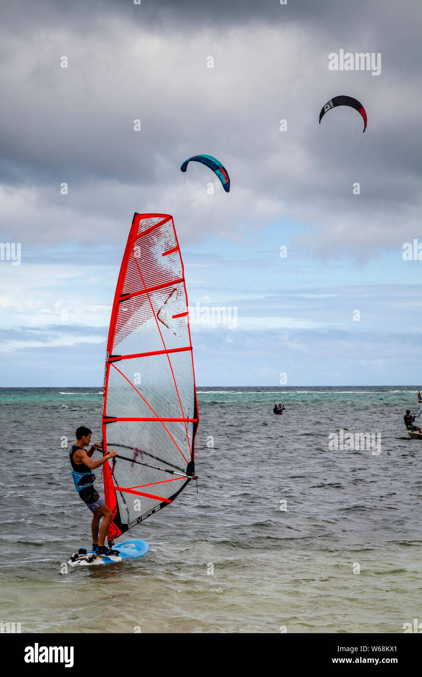 Le kite surf et la planche à voile, Bulabeg Beach, Boracay, Philippines Banque D'Images