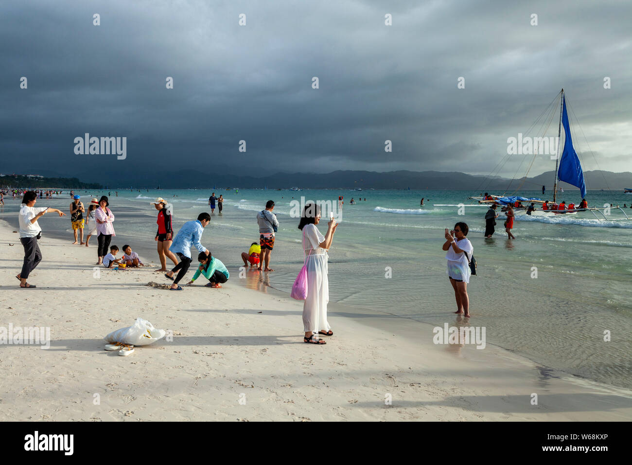Les touristes chinois à White Beach, Boracay, Aklan, Philippines Banque D'Images