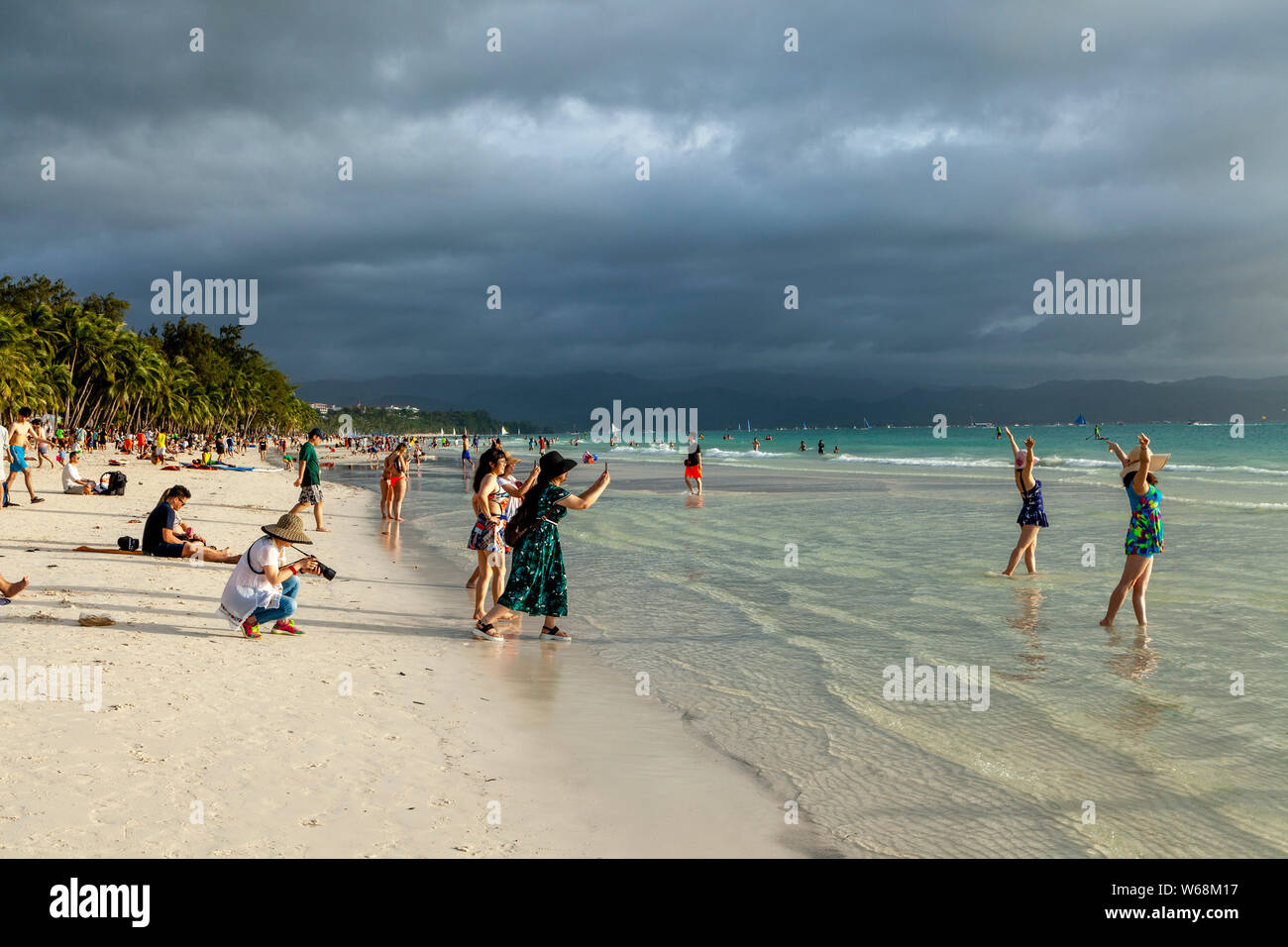 Les touristes chinois qui pose pour des photos sur White Beach, Boracay, Aklan, Philippines Banque D'Images