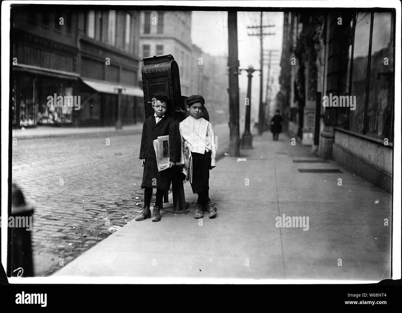 Deux 7 ans newsies, profane et Smart, la vente dimanche. Nashville, Tenn. Banque D'Images