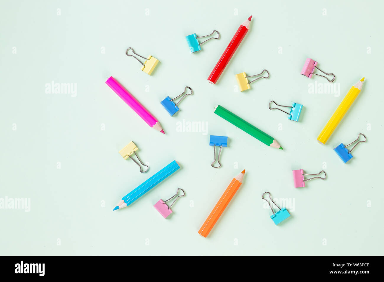 L'équipement scolaire. Variété de fournitures scolaires. Télévision Télévision.lay lay photo de fond pastel avec un crayon et du papier coloré,clip copie espace Vue de dessus Banque D'Images