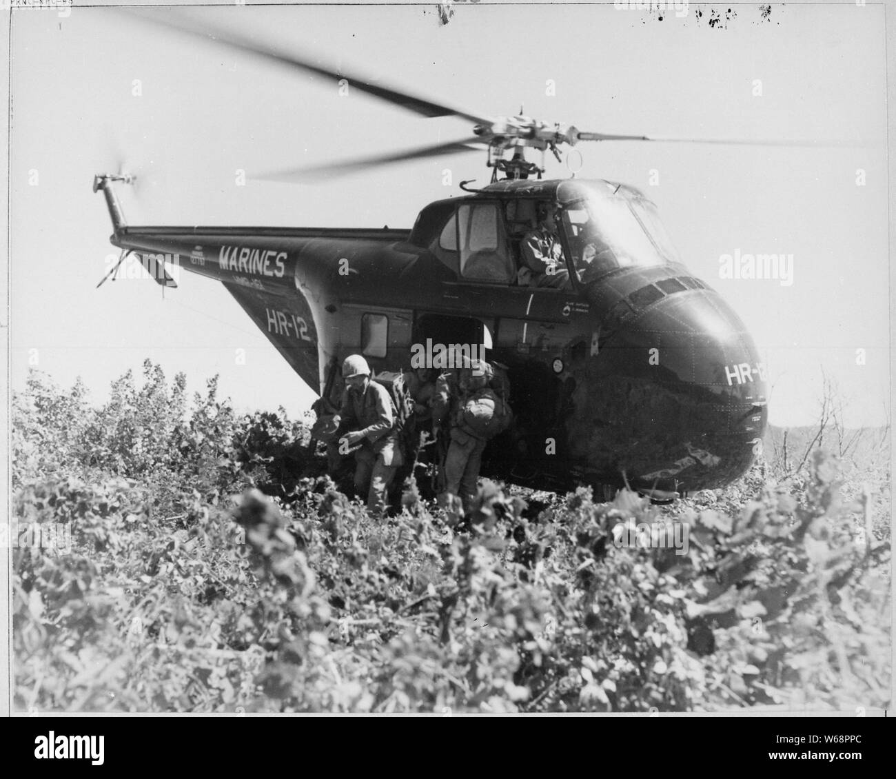 Les Marines américains de la première compagnie de reconnaissance de la Division Marine de faire la première invasion de l'hélicoptère sur la colline 812, pour soulager la République de Corée 8ème Division, lors de la reprise des combats en Corée. ; notes générales : utilisation de la guerre et des conflits Nombre 1430 lors de la commande d'une reproduction ou demande d'informations sur cette image. Banque D'Images