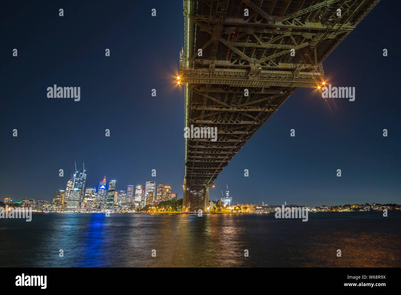 Le Sydney Harbour Bridge est un acier, classé au patrimoine mondial par l'intermédiaire de arch pont sur le port de Sydney qui transporte des véhicules ferroviaires, et des piétons, vélos, t Banque D'Images