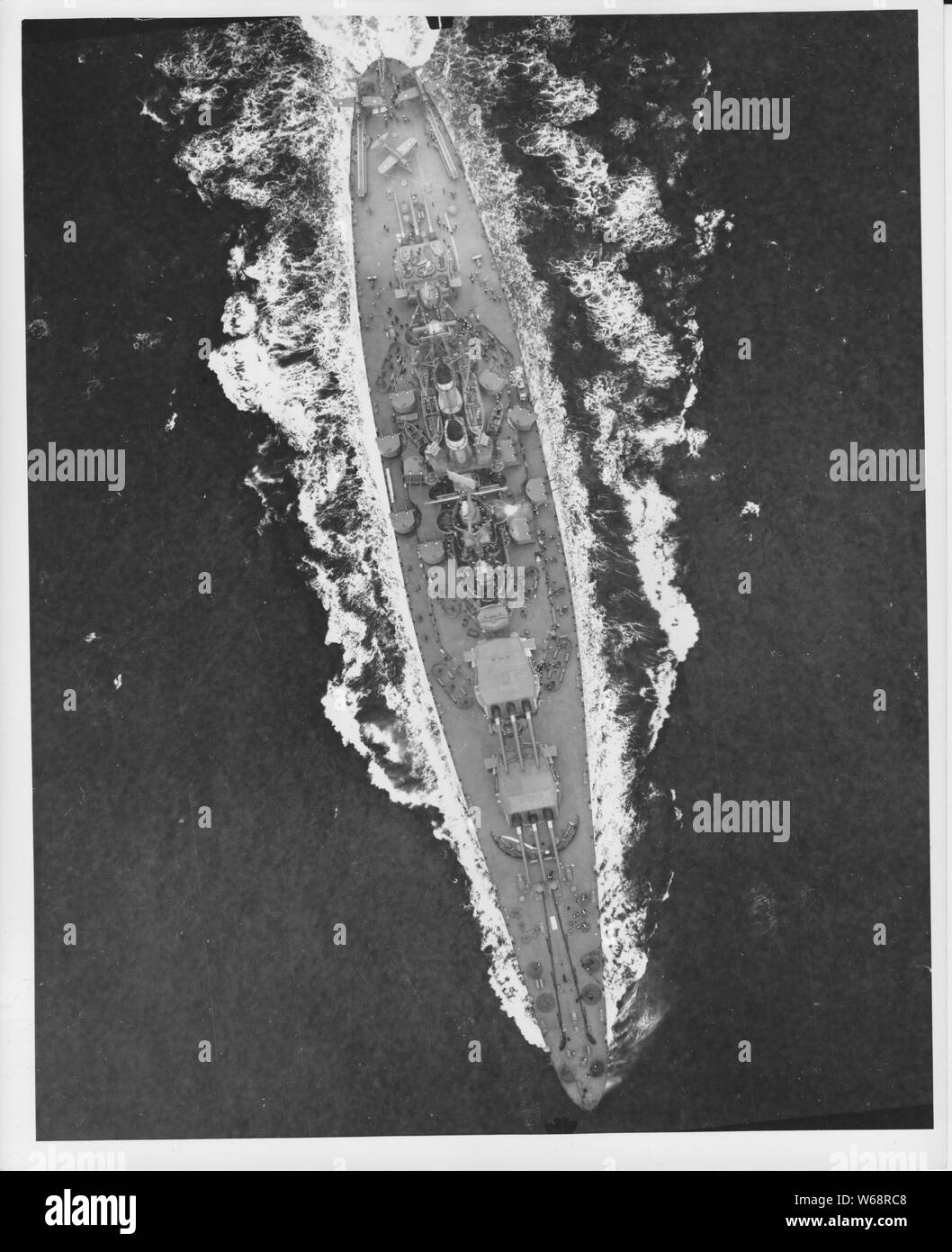 L'USS North Carolina au cours de la pratique des AA, Hy po s'exécute ; photo de l'avion de remorquage ; l'heure 11:03, Alt 1100, Photo F.25 8 1/4 F.L. ; photo aérienne de 1100 pieds de l'USS North Carolina prises au cours de la pratique anti-aériens. Boîte : 19LCM, BB-55 à BB-56 ; dossier : 43462, 43464, 43465-43468 UTS 4 No 356, Bu Aero Banque D'Images