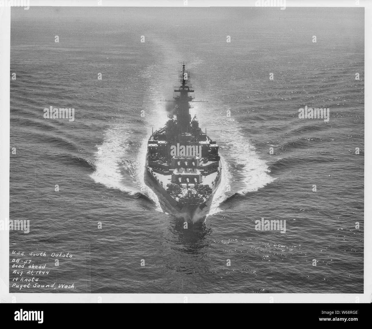 L'U.S.S. Le Dakota du Sud, BB-57, mort à venir. 21 août 1944, 19 noeuds, Puget Sound, Washington ; vue aérienne à partir de la mort de l'avant de l'USS South Dakota dans le Puget Sound. Boîte : 19LCM, BB-57, BN204 ; Dossier : BS 70904 - 70916 BS 709xx (pas de numéro sur la photo) Banque D'Images