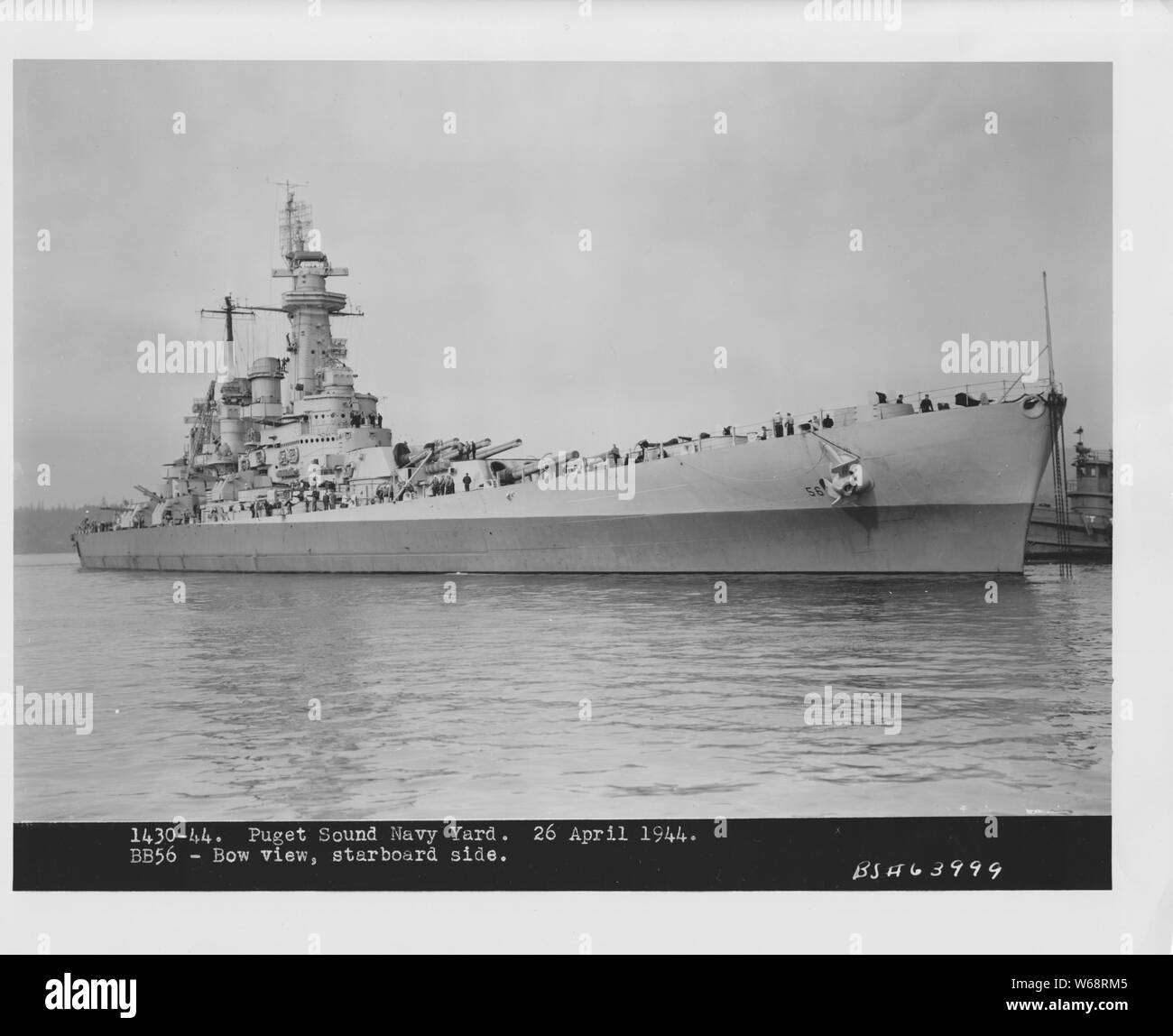 BB56 - Bow view, côté tribord. Puget Sound Navy Yard. 26 avril 1944. ; voir de l'USS Washington dans le Puget Sound Navy Yard, peu après les dégâts causés par la collision avec l'USS Indiana a été réparé. Boîte : 19LCM, BB-55 à BB-56 ; Dossier : H / B 63997 - 64004 BS 63999 ; 19-N-63999 Banque D'Images