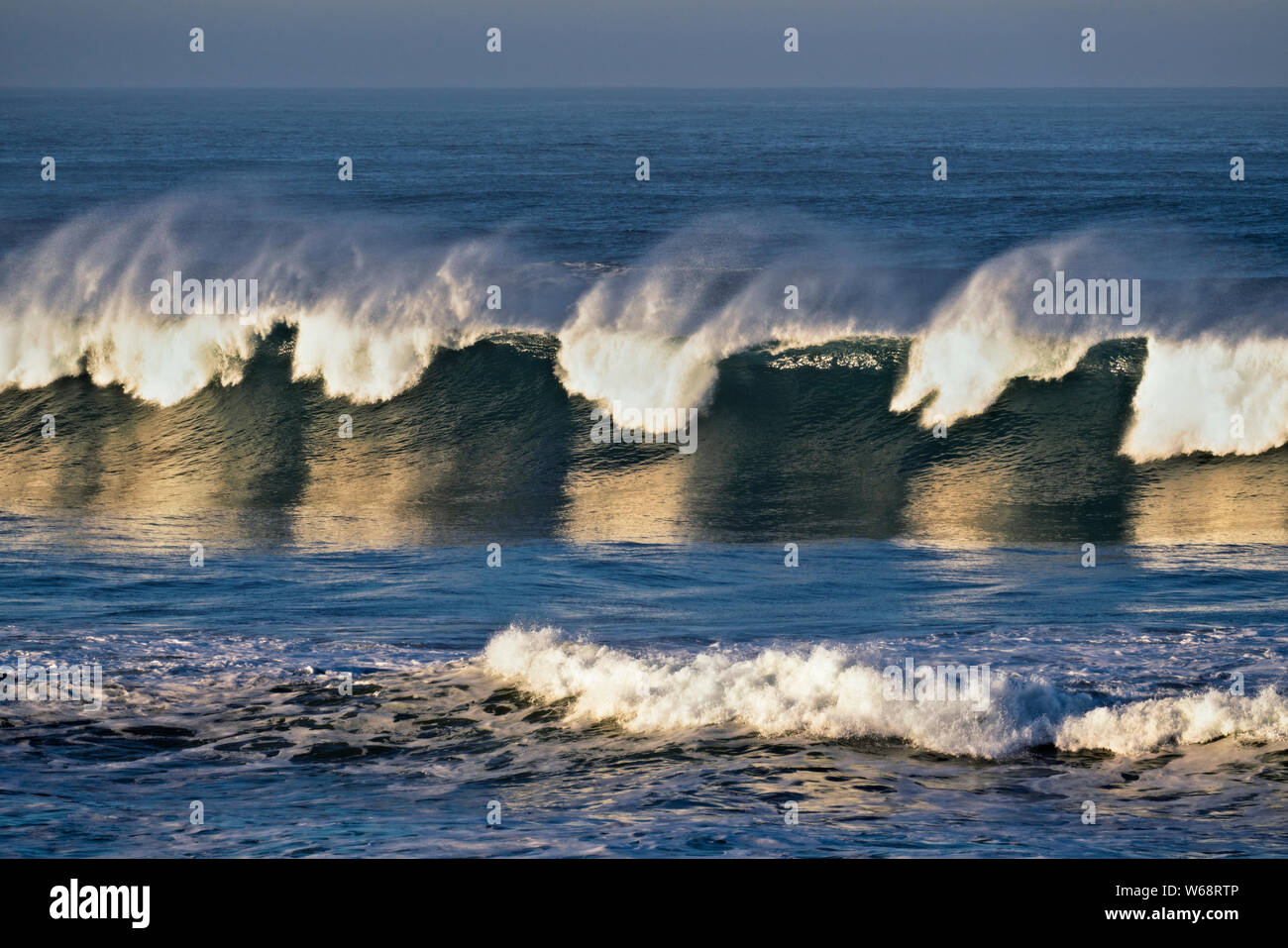 De puissantes vagues exposée au vent vers la côte le long de la côte sud de l'Oregon à Bandon Beach. Banque D'Images