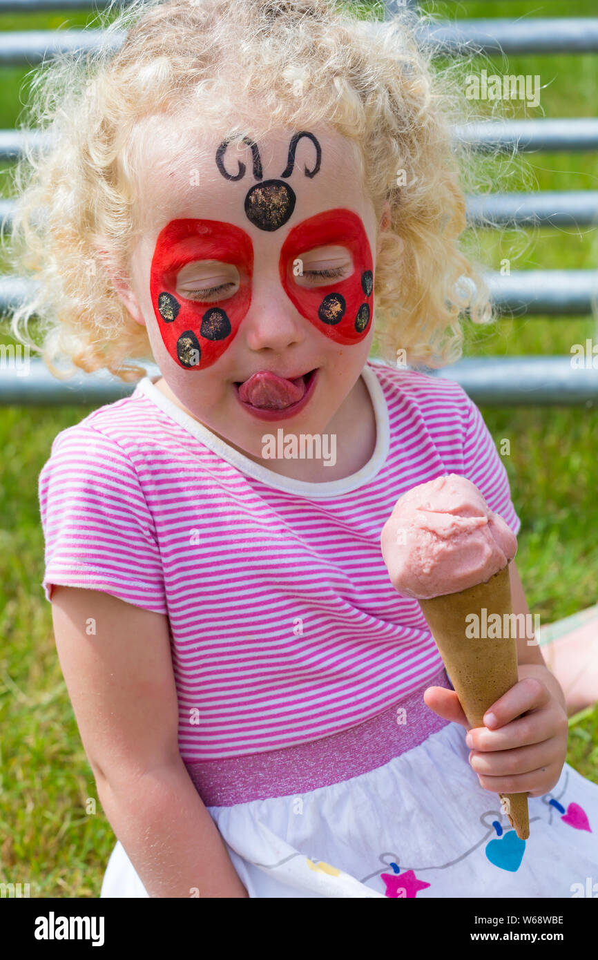New Milton, Hampshire, Royaume-Uni. Le 31 juillet 2019. Des milliers troupeau au deuxième jour de la Nouvelle Forêt & Hampshire County Show. Quatre ans des jumeaux Rose et Robyn faites une pause pour savourer une glace. Credit : Carolyn Jenkins/Alamy Live News Banque D'Images