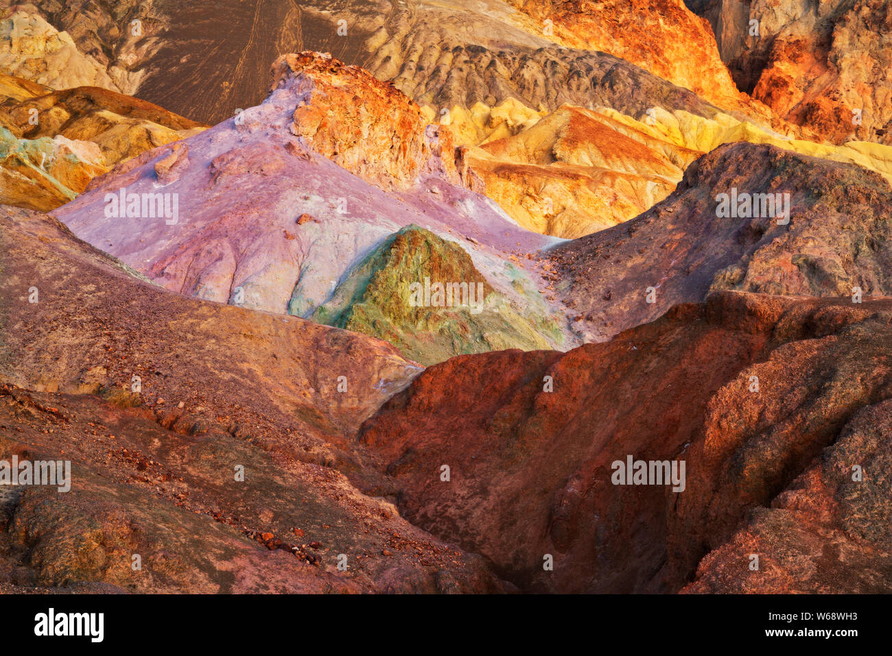 La lueur de l'aube civile multicolores ondulant badlands de Golden Canyon in California's Death Valley National Park. Banque D'Images