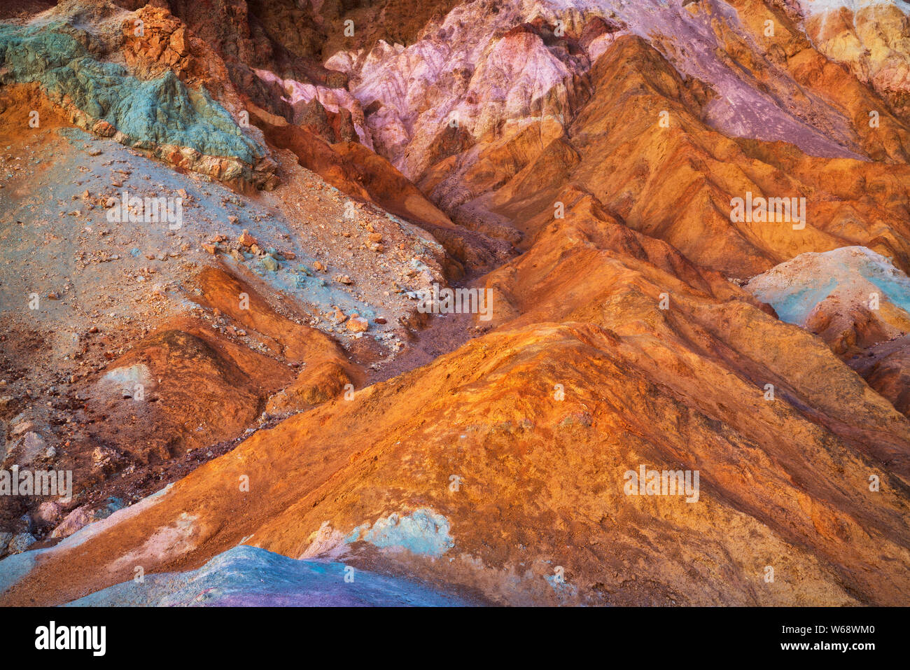 La lueur de l'aube civile multicolores ondulant badlands de Golden Canyon in California's Death Valley National Park. Banque D'Images