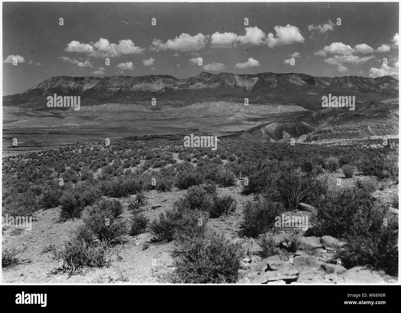 Vue du haut des Hurrican Défaut (La Verkin Hill) montrant le Pine Valley Mountain à distance avec la formation de Falaise Vermillion ci-dessous. Même formation que Sion mais bien en dessous de l'autre côté de l'ouragan faute. À partir de la route principale entre Anderson's Ranch (Sion) Fourche et Sion, à l'ouest en direction de Toquerville et Anderson's Ranch. Banque D'Images