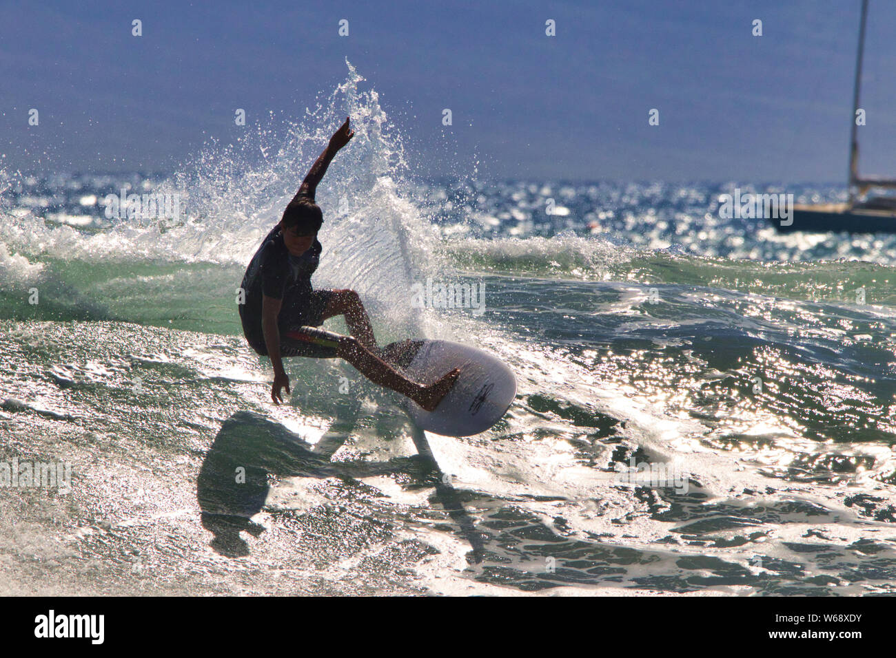 Surfer sur une vague de haute énergie sur l'île de Maui au mur à Lahaina. Banque D'Images