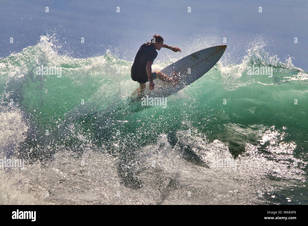 Surfer sur une vague de haute énergie sur l'île de Maui au mur à Lahaina. Banque D'Images