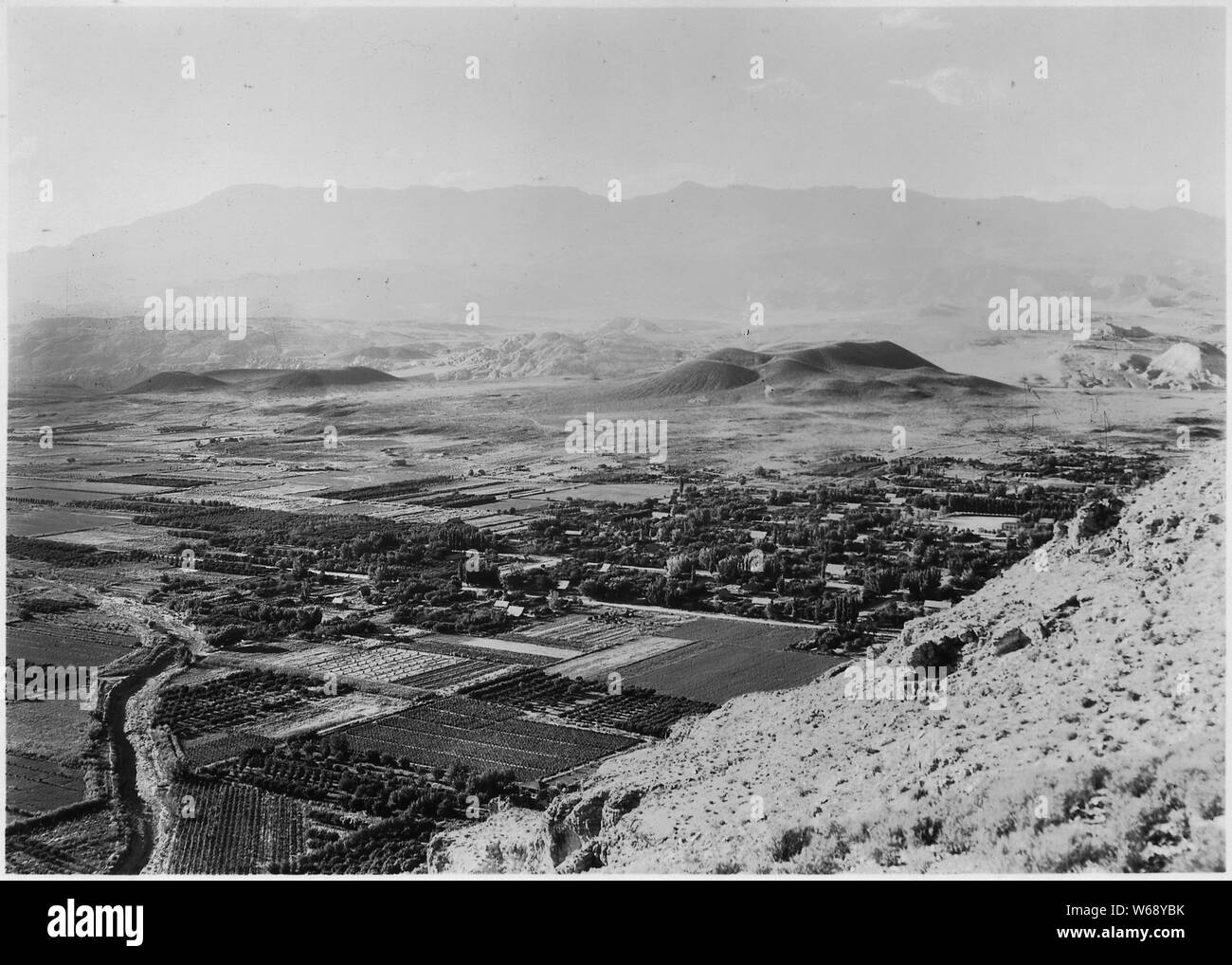 Vue sur le village de l'ouragan, de l'Utah, du haut de la colline d'ouragan, montrant la fertilité des terres environnantes. Les deux volcans faible à l'arrière de la ville étaient sur Escalante's Trail en 1776. Voir à la Northwest, Pine Valley Mountain à distance. Banque D'Images