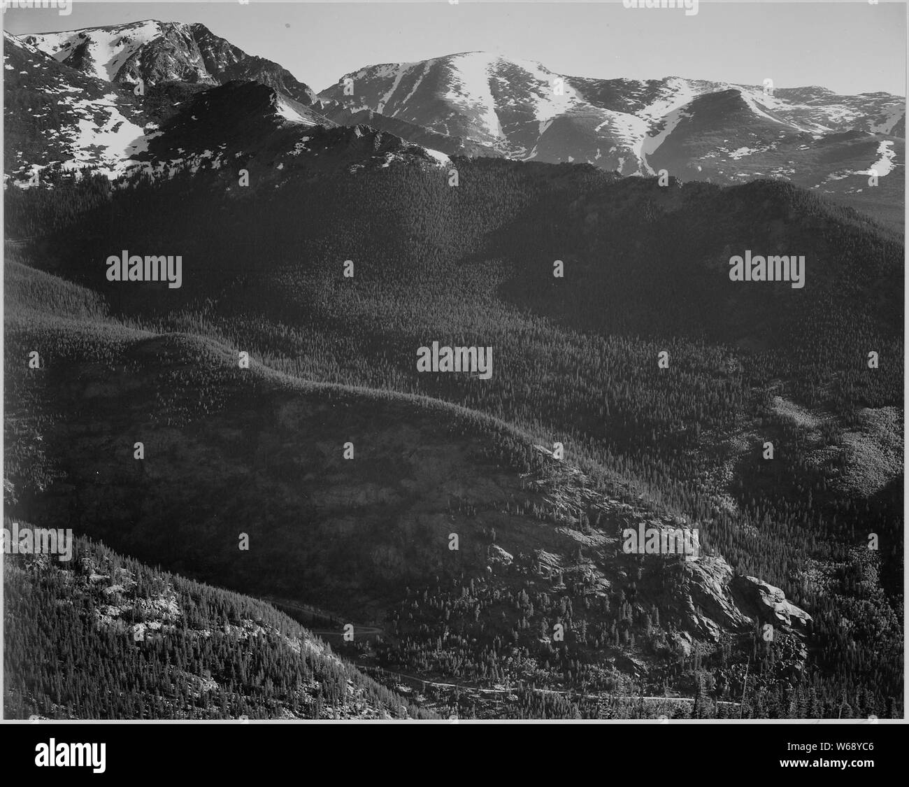 Vue sur collines boisées avec des montagnes en arrière-plan, dans le Parc National des Montagnes Rocheuses, au Colorado., 1933 - 1942 Banque D'Images