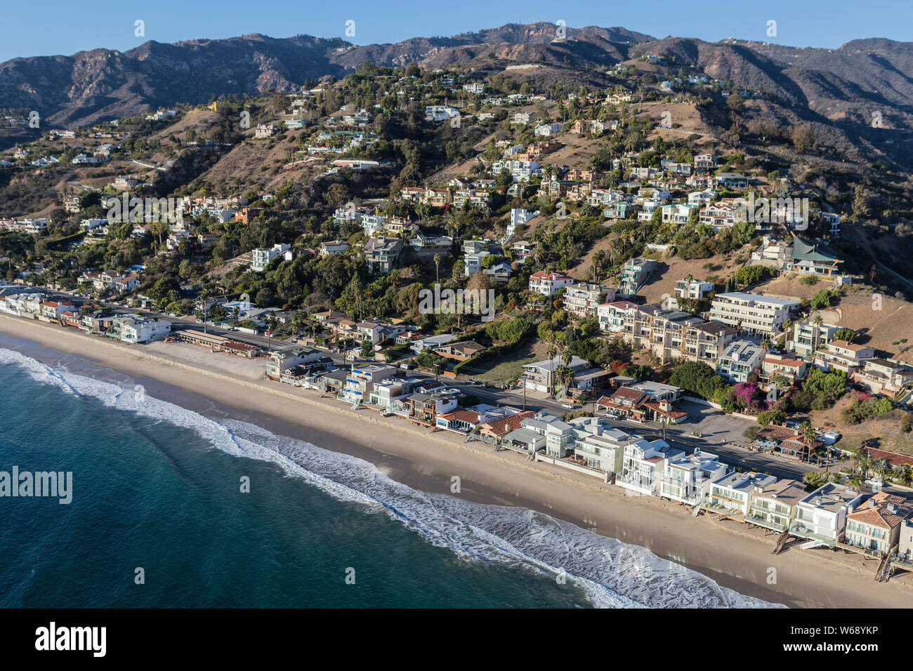 Vue aérienne de plages de Malibu, les maisons et les collines au nord de Santa Monica le Pacific Coast Highway dans le comté de Los Angeles, en Californie. Banque D'Images