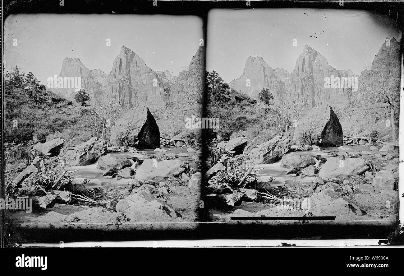 Virgin River. West Fork, Mookvoutuweap, point de vue non loin de 591. Zion National Park. D'énormes rochers dans la rivière. Nos vieux 432, 442, 454, 634. Banque D'Images