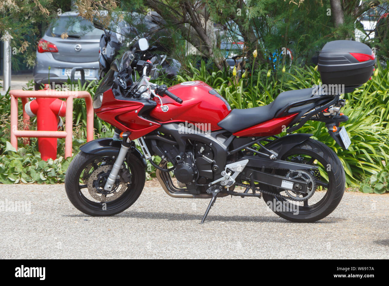 GUIPAVAS, FRANCE - JUIN 01 : Moto Yamaha moderne rouge garée, 01 juin, 2019  Photo Stock - Alamy