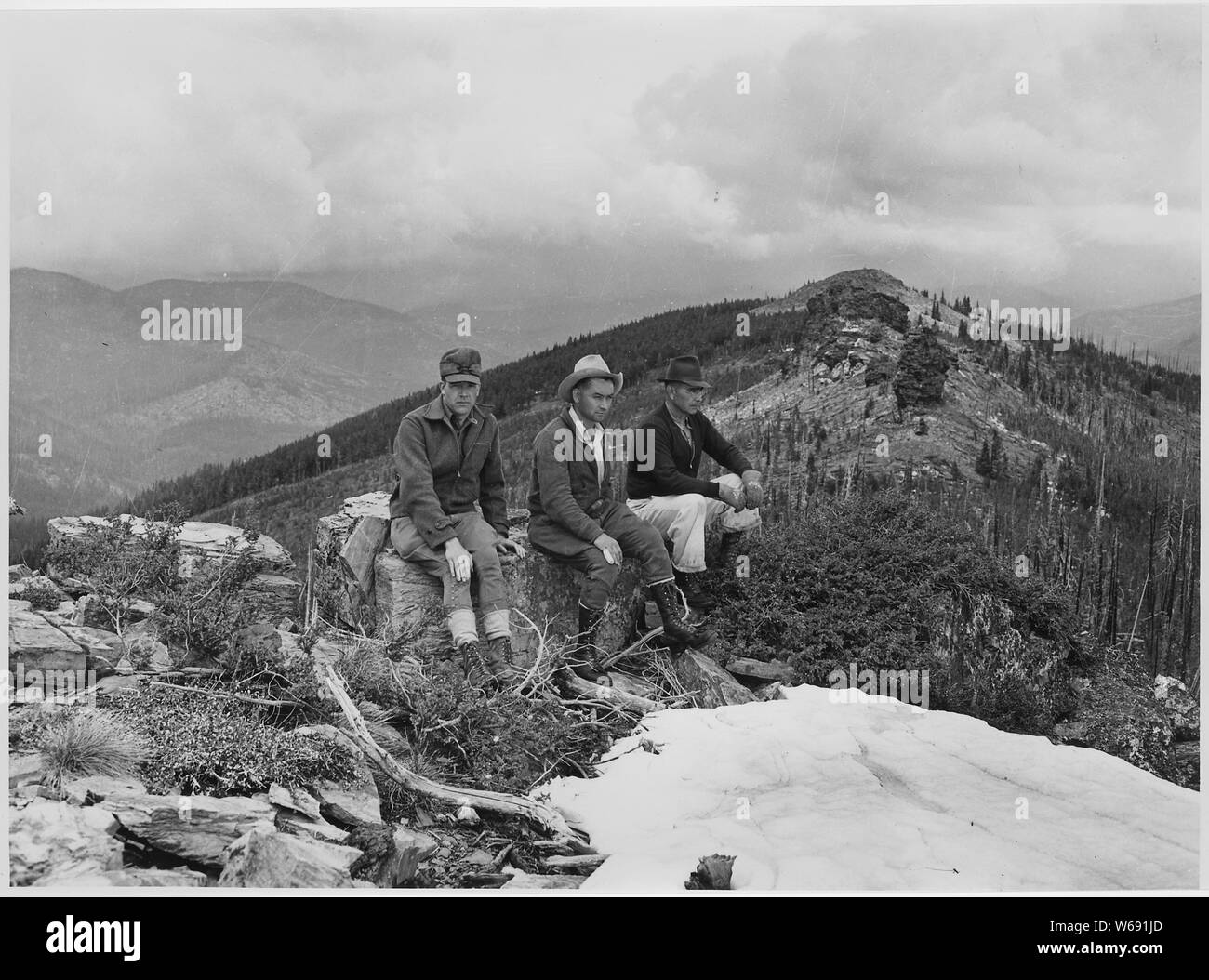 Walt Moomaw, à gauche, avec l'équipage en vallée de candidat à l'Onion Creek. Cet équipage était couper les poteaux de clôture de cèdres rouges de l'tué par le feu d'Elbow Lake de 1931. ; la portée et contenu : Photographies des rapports élaborés par Harold Weaver illustrent la gestion forestière des forêts à la réserve indienne de Washington et d'Oregon, principalement sur Colville où Weaver était superviseur des forêts avant de devenir forestier régional en 1960. Il y a quelques photos de Californie et du Montana et les rapports des visites sur le terrain scientifique. Banque D'Images